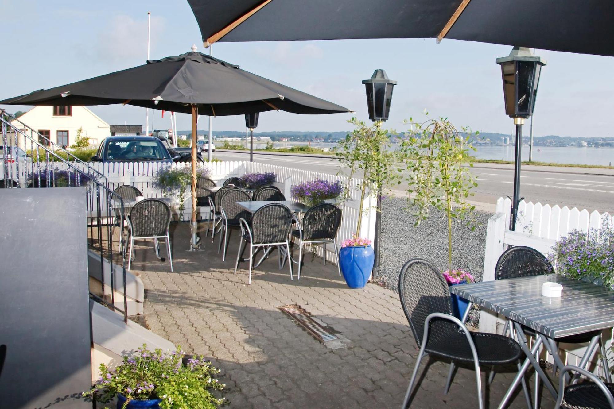 Solyst Kro- Restaurant Og Hotel I/S أبينرا المظهر الخارجي الصورة